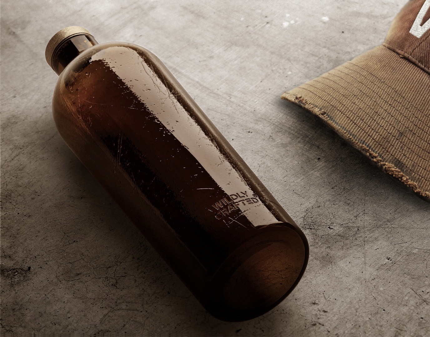 Estals mežonīgi izstrādāts Garastāvokļa attēls: Wildly Crafted kolekcijas brūnā pudele guļ uz pelēka betona fona, blakus brūns smails vāciņš
