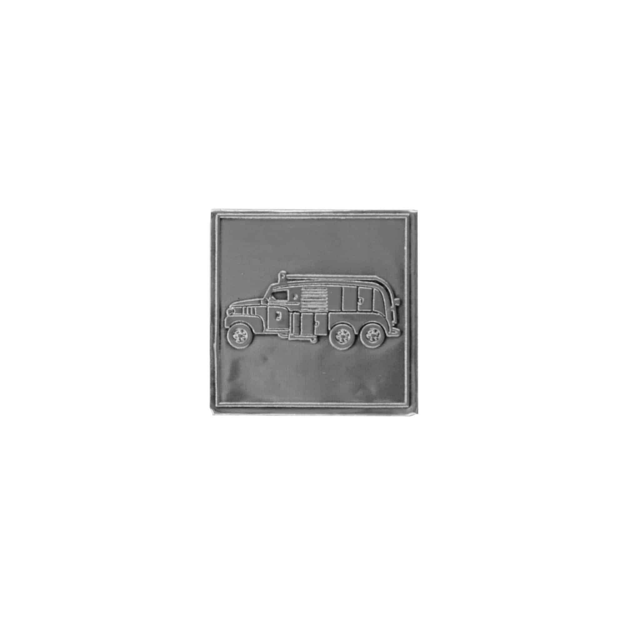 Svina etiķete 'Ugunsdzēsēju auto', kvadrātveida, metāls, sudraba krāsā Svina etiķete 'Ugunsdzēsēju auto', kvadrātveida, metāls, sudraba krāsā
